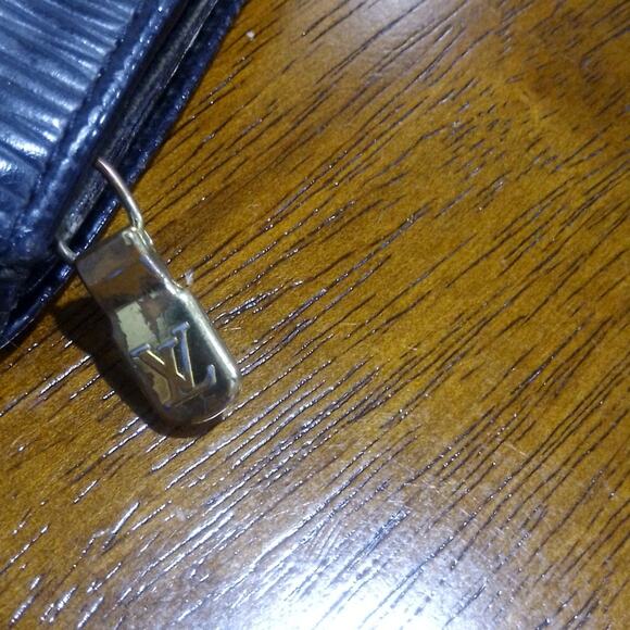 Louis Vuitton Epi Bifold Wallet with COA - Picture 10 of 11